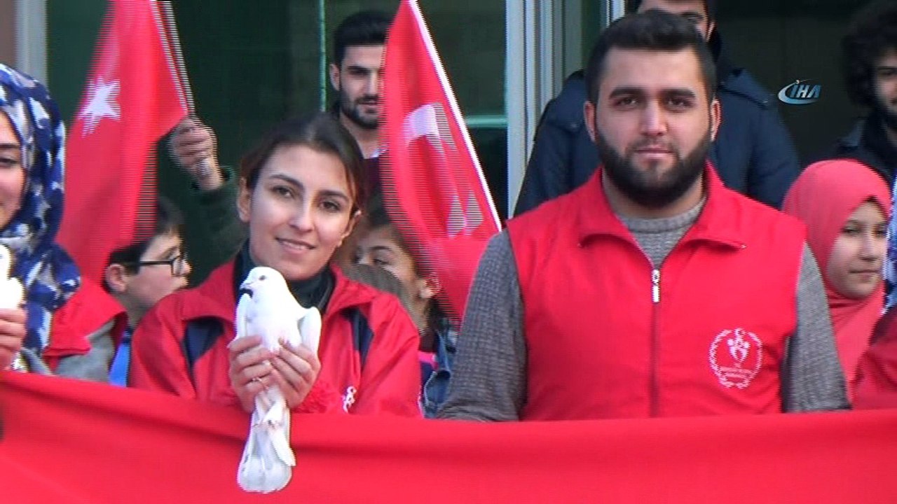 Ahlatlı gençler güvercinlerin ayaklarına bağladıkları mektupları Mehmetçiğe gönderdi