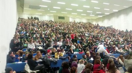 Assemblée générale dans le grand amphi de l'université du Mirail