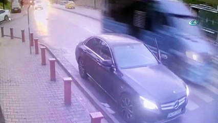 Ekmek almak için indi arabasından oldu...Hırsızlık anı kamerada