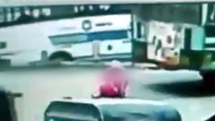 பேருந்தின் ஓட்டையில் விழுந்த பெண்-வீடியோ