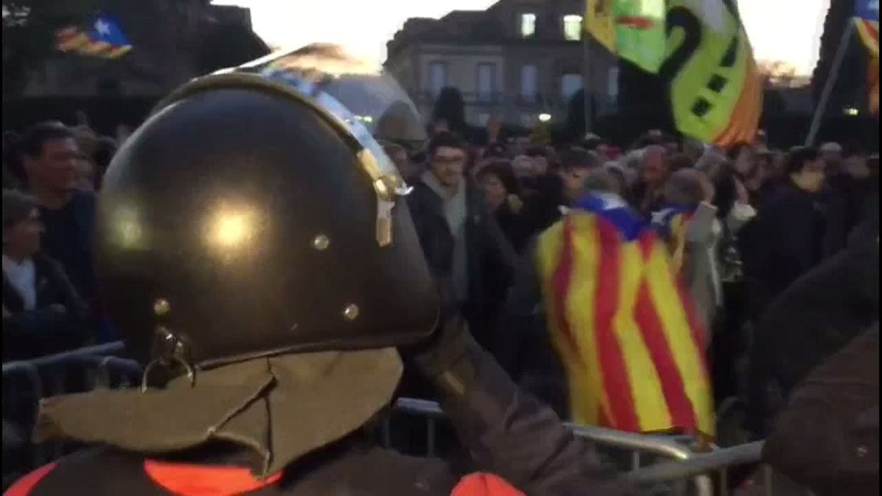 Tensión frente al Parlament al intentar los manifestantes derribar vallas seguridad