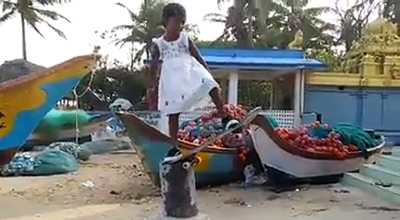 இந்த சிறு வயதில் சிறுமி செய்யும் சாகசத்தை பாருங்கள்-வீடியோ