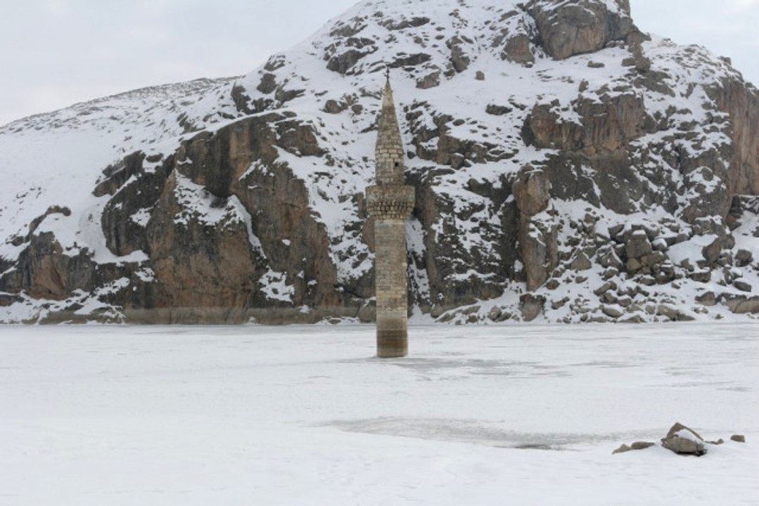 Ağrı'da Buzlar Arasında Ayakta Duran Minare, Fotoğraf Tutkunlarının Vazgeçilmezi Oldu