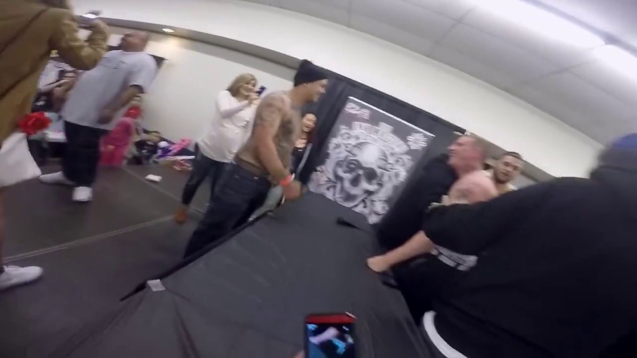 Concours de baffes... Et ils ne se retiennent pas! Slap Contest - Vidéo ...