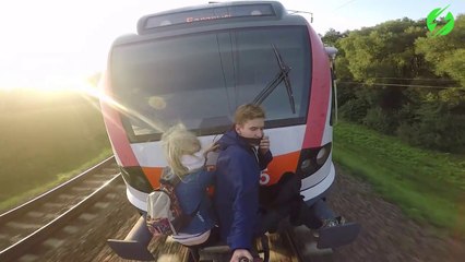 Download Video: Ce couple s'accroche à un train en marche... Train surfing impressionnant