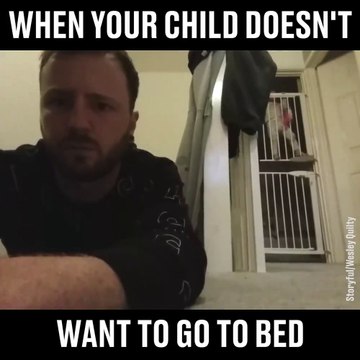 Il surprend son bébé en train d'escalader la porte comme un alpiniste