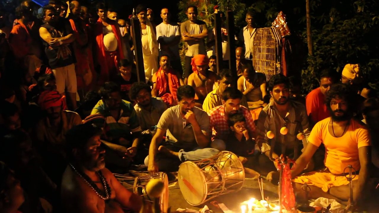 திருச்சியில் அகோரிகள் நள்ளிரவில் அரை நிர்வாண பூஜை!- வீடியோ