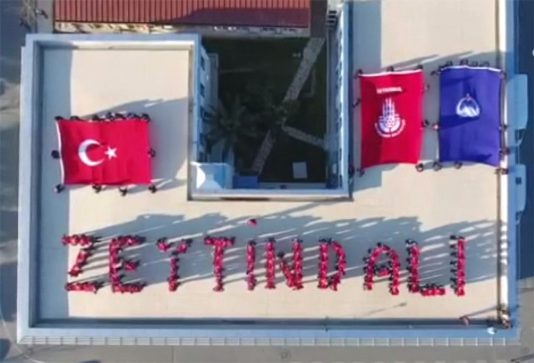 İnsan Zinciri Oluşturan Zabıtalar " Zeytin Dalı" Yazdı