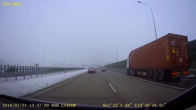 Il provoque un accident en doublant par la droite