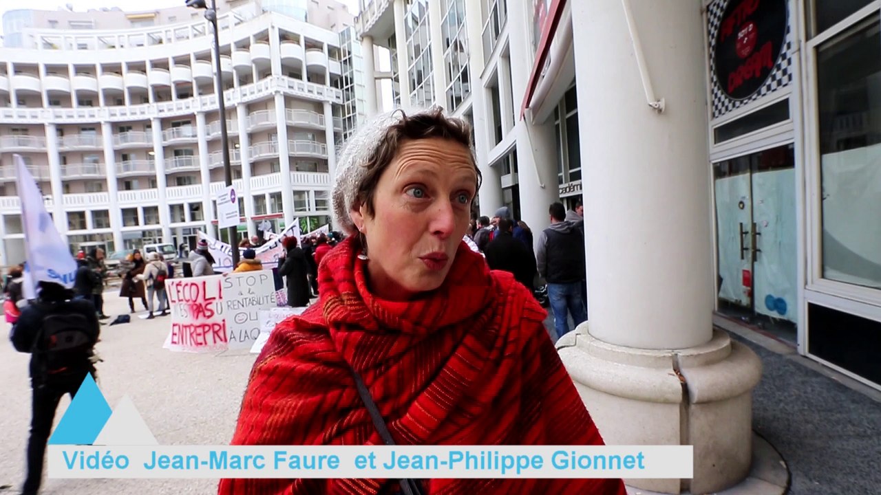 Carte scolaire : manifestation de parents devant l'Inspection académique à Pau