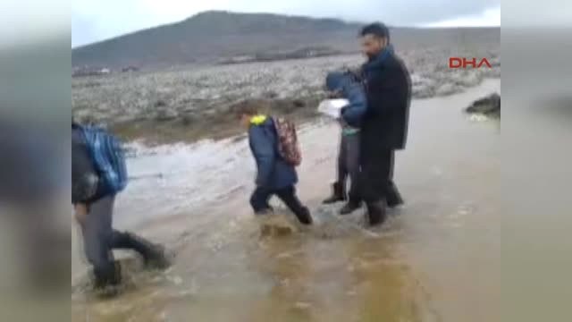 Ergani'de Taşımalı Eğitim Sistemi! Okula Giden 6 Çocuğunu Her Gün Dereden Geçiriyor