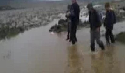Okula giden 6 çocuğunu her gün dereden geçiriyor