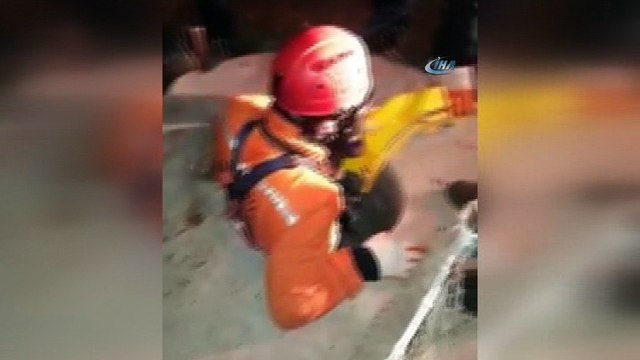 - 10 metrelik kuyuya düşen yavru köpek itfaiye tarafından kurtarıldı