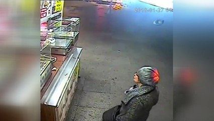 Büfeye ateş açmaya çalışırken silahı tutukluk yapan zanlı kamerada