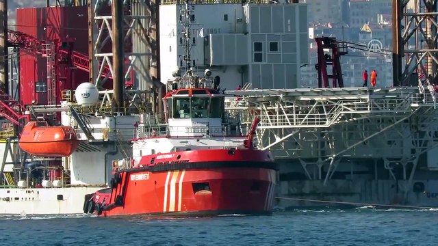 Petrol platformu taşıyan gemi İstanbul Boğazı'nda (2) - İSTANBUL