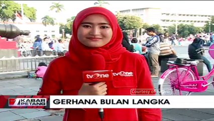 Warga Padati Kawasan Pelantaran Fatahillah Jakarta Untuk Melihat Fenomena Gerhana Bulan Langka