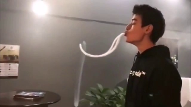 Ce qu'il fait avec sa cigarette electronique est DINGUE - Champion de Vaping