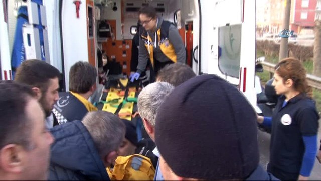 Kazaya müdahale eden polis ekiplerine midibüs çarptı: 3 polis yaralı