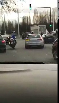 Un policier tire sur un automobiliste en fuite
