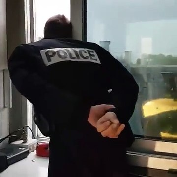 Un policier samuse à narguer des détenus de la prison de Bordeaux-Gradignan