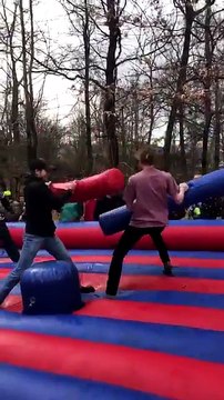 Il utilise son arme secrète lors dun combat de gladiateurs