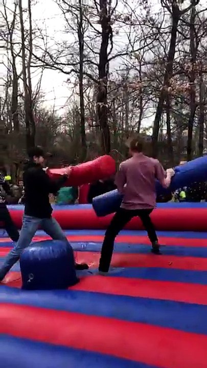 Il utilise son arme secrète lors dun combat de gladiateurs