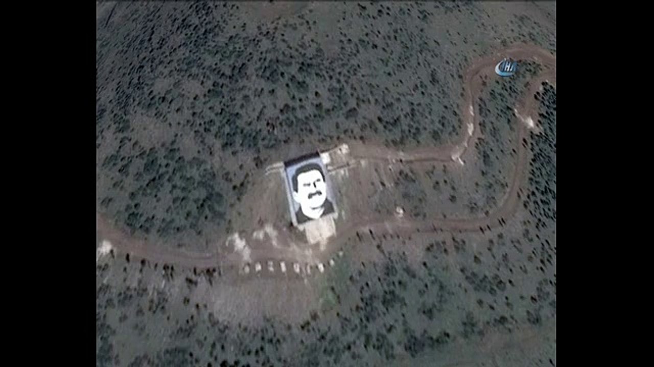 İşte Darmık Dağı'ndaki  bombalanan teröristbaşı Öcalan posteri