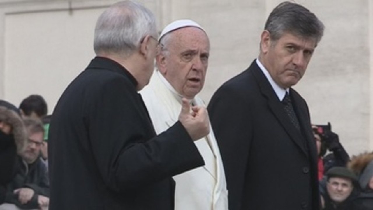 El papa critica a quienes "cotillean" en misa y no escuchan en silencio