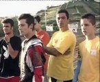 Piloto aplica golpe de artes marciais no carro do adversário em rally nos Açores