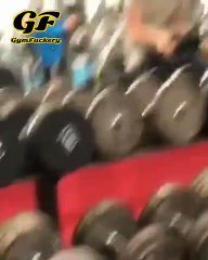 Il donne tout pendant sa séance de muscu...