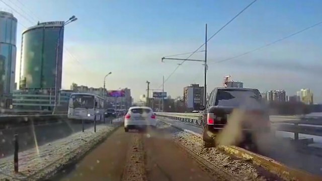 Un idiot pense éviter les bouchons en passant par la voie de tram