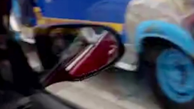 Un road rage entre deux individus très hargneux qui n'en finit pas