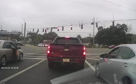 Deux hommes se tirent dessus à un feu rouge