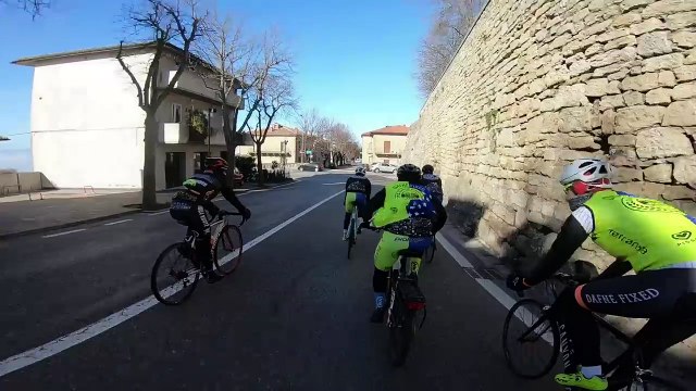 Un prêtre fait la course avec des cyclistes
