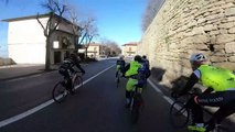 Un prêtre fait une impressionnante course avec des cyclistes