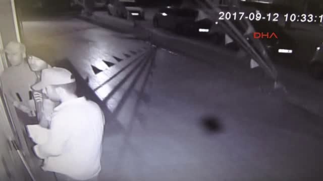 Bursa'da 3 Hırsız, Marketi Böyle Soydu