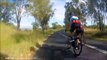 Ce cycliste se prend un kangourou à pleine vitesse... Douloureux
