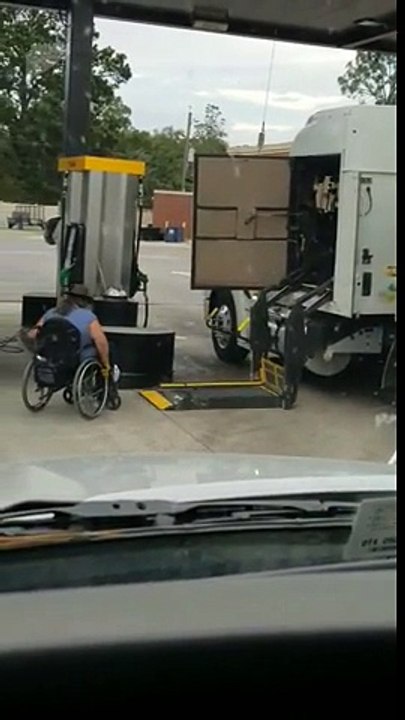 Handicapé ce chauffeur monte en fauteuil dans son camion !