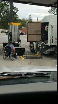 Handicapé ce chauffeur monte en fauteuil dans son camion !