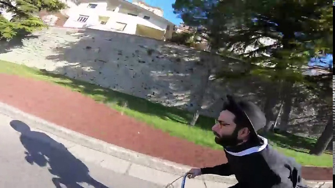 Ce prêtre descend en vélo plus vite que les cyclistes pro en entraînement en Italie !