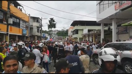 Turba violenta asedia al expresidente Correa a la salida de una emisora