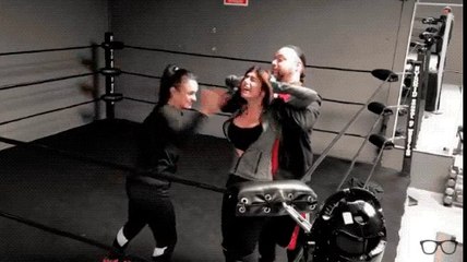 Mia Khalifa recibe fuerte golpe en el pecho