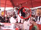 Watch What PMLN Senator Nisar Muhammad Doing With Little Girl on Stage