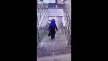 Elle rate une marche et se prend une gamelle monumentale dans les escaliers du métro