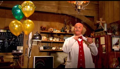 Gigglebiz Professor Muddles at the tricky scientific subject of baboons