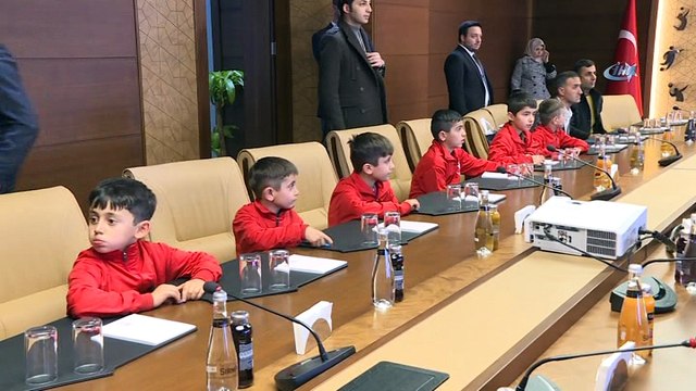 Başkent, yere düşen Türk bayrağını göndere çeken Şırnaklı öğrencileri bağrına bastı