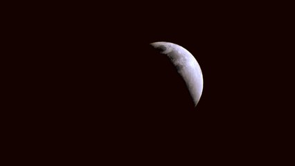 [영상] 구름 사이로 35년 만의 개기월식 우주쇼 / YTN