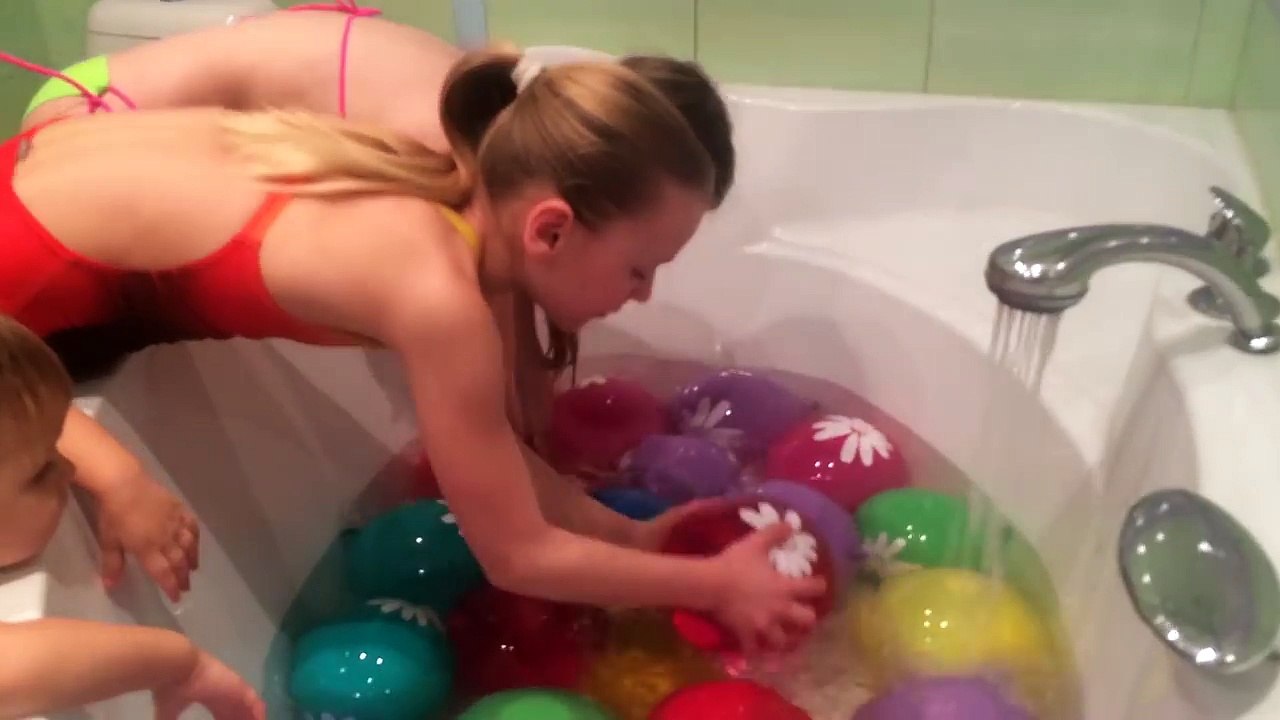 Лопаем Шарики с Водой и Купаемся в Джакузи! Big Water Balloons