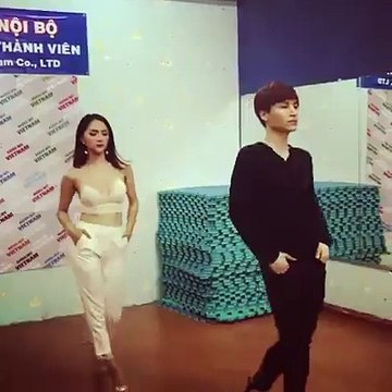 Trước ngày lên đường, Hương Giang Idol khoe khả năng cawalk cực chuyên nghiệp