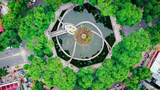 Khách nước ngoài thưởng thức món ăn đường phố Sài Gòn